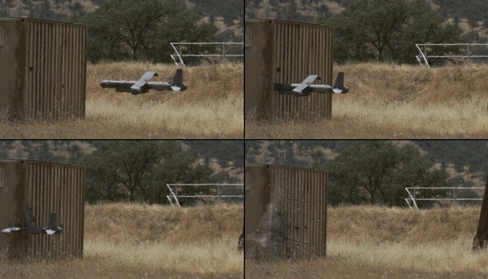 Liten drone flyr inn i trekasse i åpent, tørt terreng under test