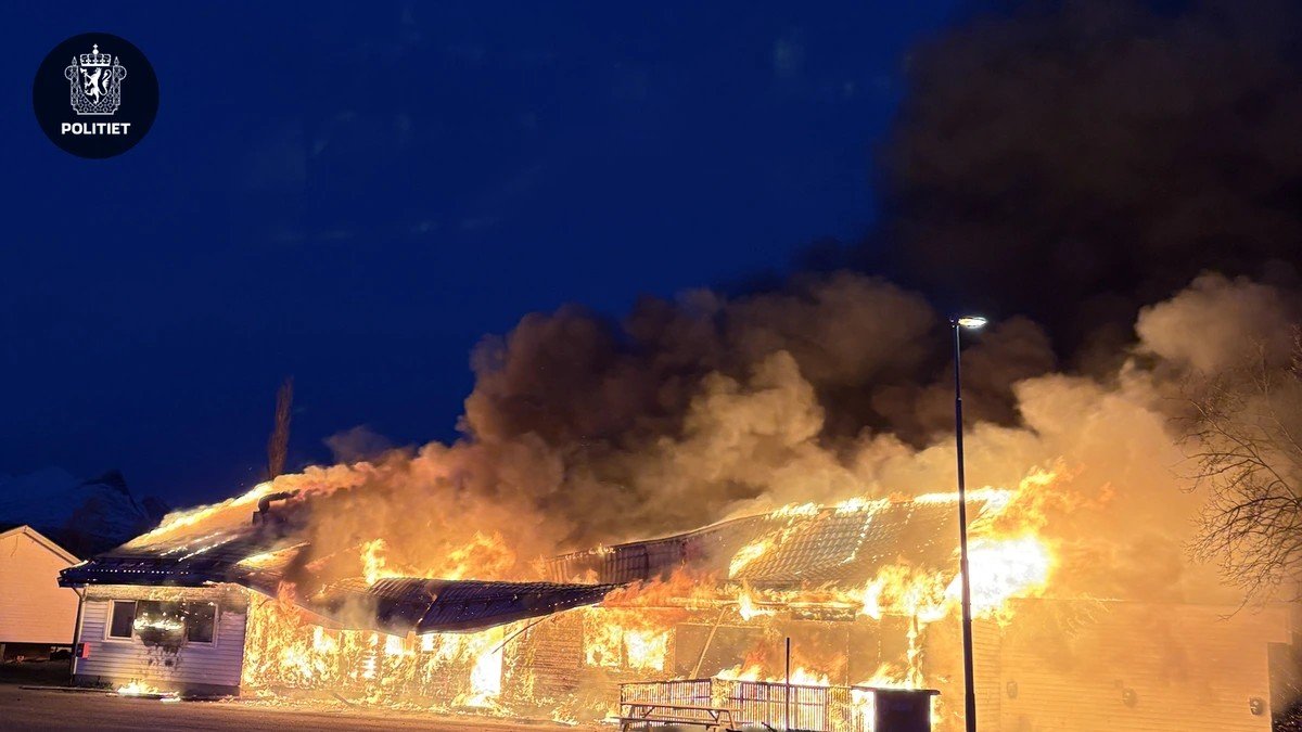 Blålys, Brann | Bygg på campingplass brant ned