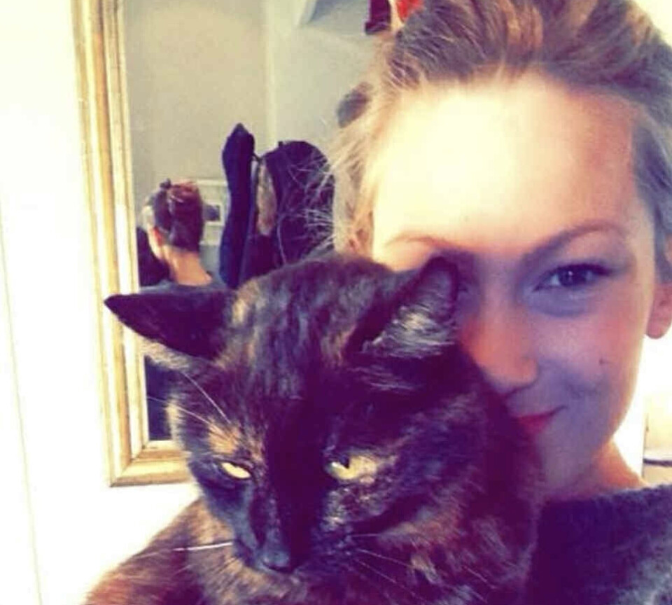 KATTEMOR: Katten Stiffy lå ved Rikkes side helt til det siste, og vek ikke fra henne.