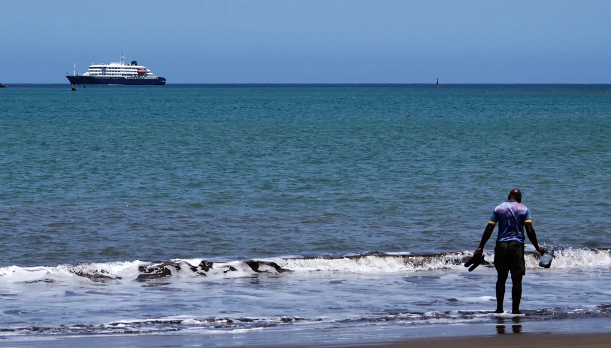 ANKRET OPP: Her ligger cruiseskipet Hondius utenfor Kapp Verde. Foto: Arilson Almeida / AP / NTB