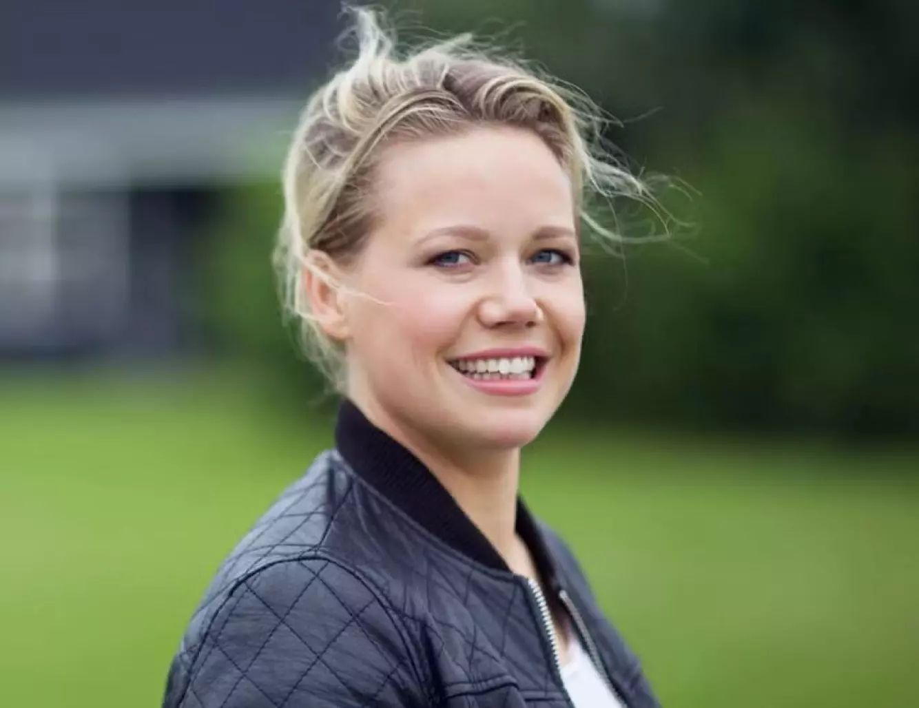 Biolog Yvonne Kerlefsen fra Flåttsenteret avbildet med smil, lyst blondt hår