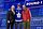 Gavin McKenna sammen med NHL-sjef Gary Bettman og Justin Bieber.   Foto: Adrian Kraus / AP / NTB