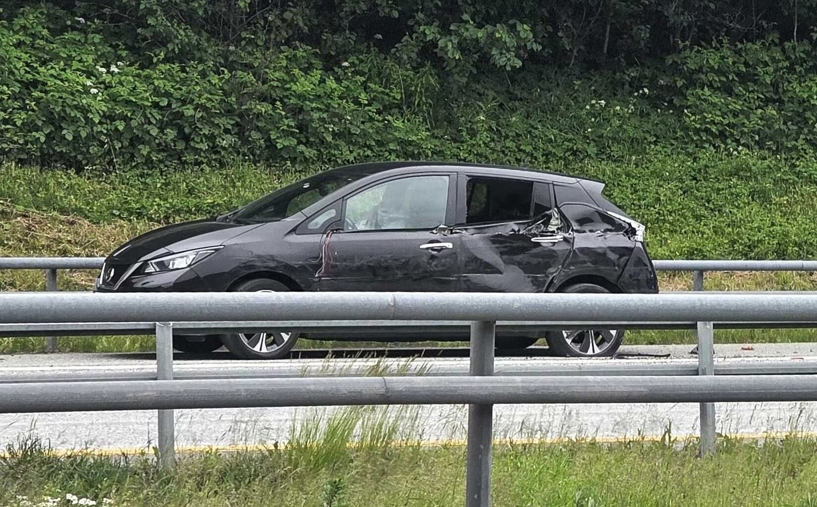 Holmen, E18 | Etter å ha krasjet i en personbil, skal lastebilsjåføren ha kjørt videre: – Fremstår åpenbart beruset