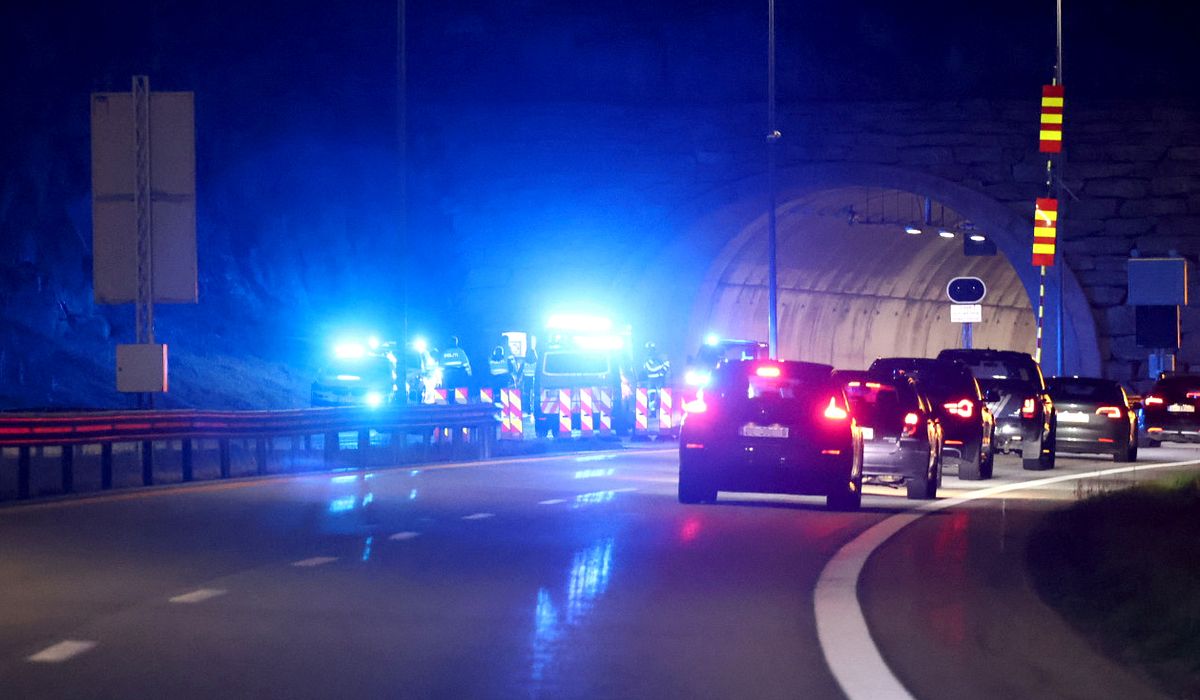 (+) Russ falt ut av russebuss på E18 - fvn.no