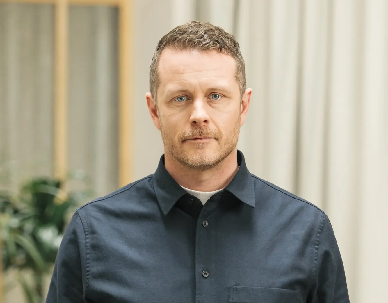 Simen Øian Gjermundsen, FriFor gründer, portrett i mørk skjorte og nøytralt ansiktsuttrykk