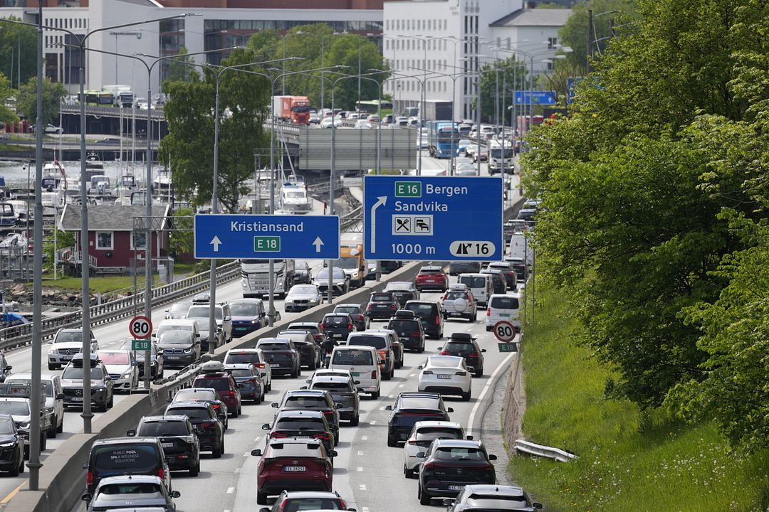 Vegvesenet advarer mot lange køer: - La bilen stå - VG