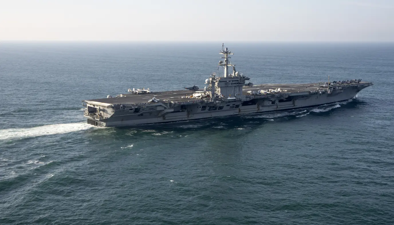 USS George Washington hangarskip seiler på åpent hav utenfor Argentina.