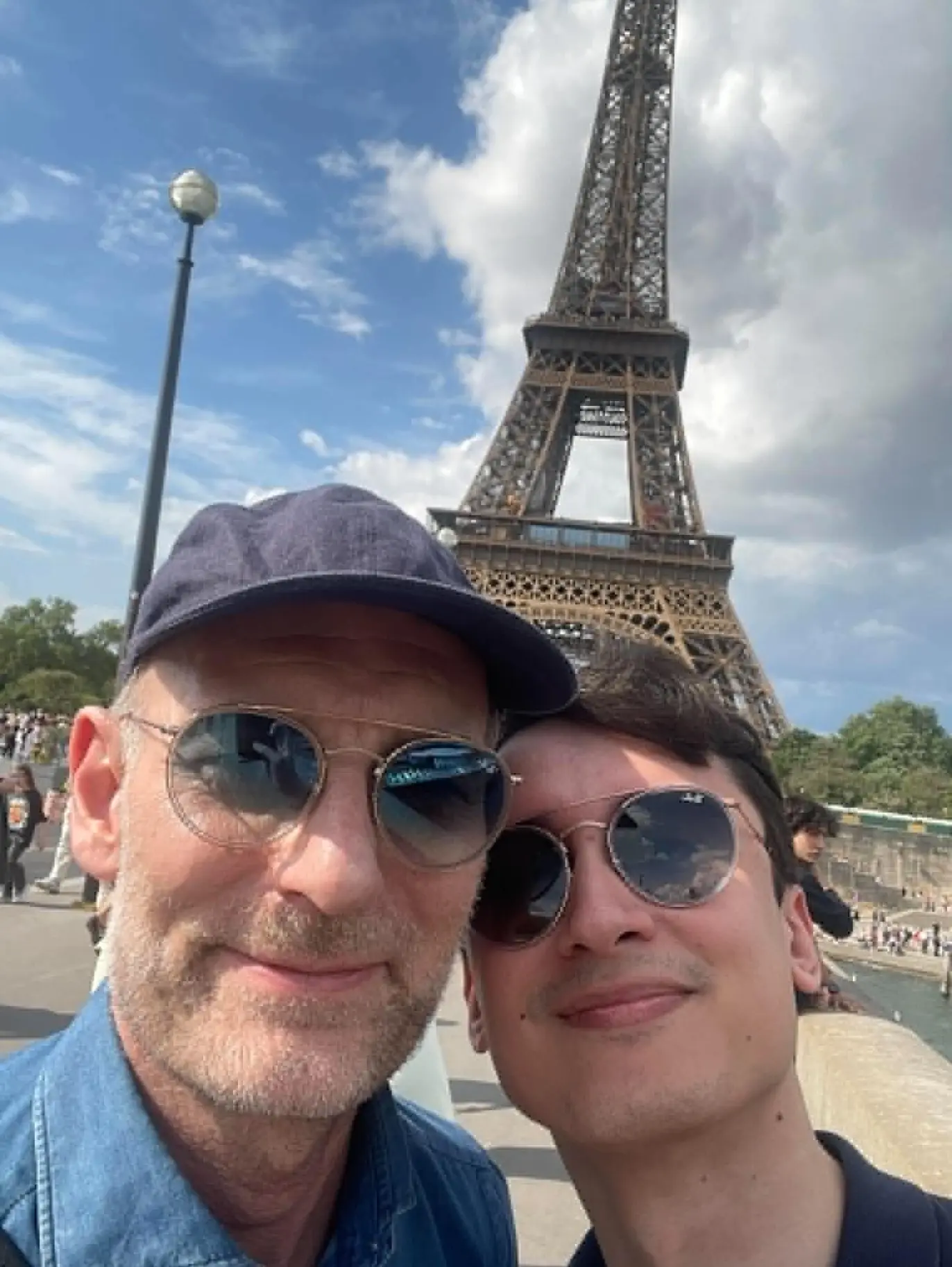 GLADE DAGER: Knut Olav Åmås og Alexander Hagen i Paris, før de fikk dårlig nytt fra SAS. Foto: Privat.