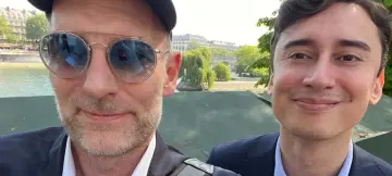 VENTER OG VENTER: Knut Olav Åmås (tv) og Alexander Hagen venter fortsatt på svar fra SAS på hva som skjer med penger og poeng de brukte på et fly som aldri gikk. Foto: Privat