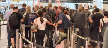 KØ ETTER KØ: Problemene i luftfarten skaper problemer både i lufta og på flyplassene i Europa i sommer. Foto: Odd Roar Lange