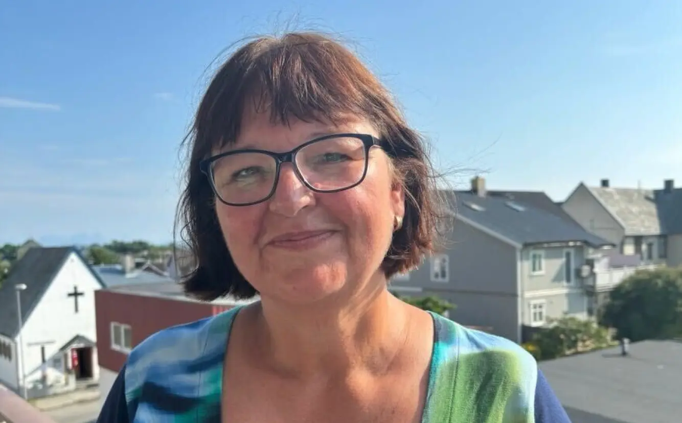 varaordføreren i vågan i solrik bakgrunn