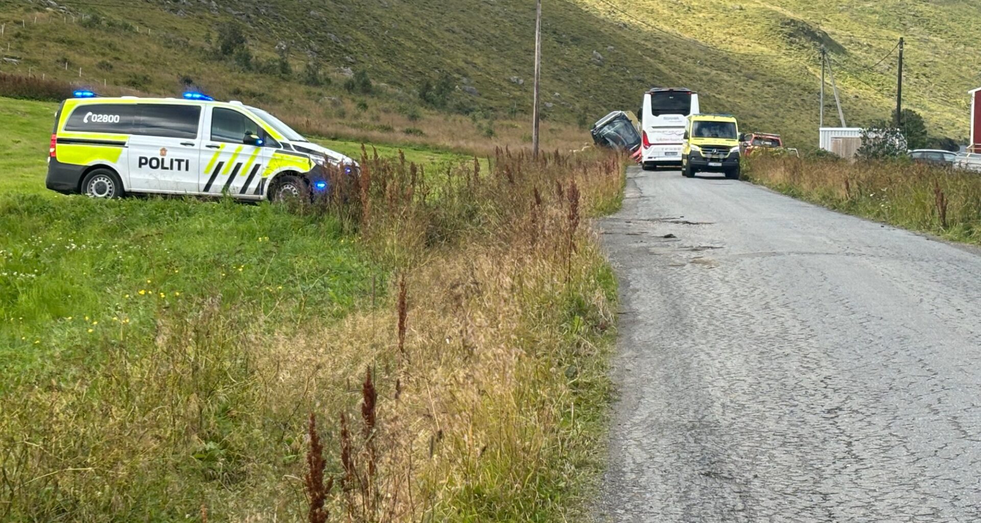 Vestvågøy, Blålys | Buss i grøfta med 14 personer om bord