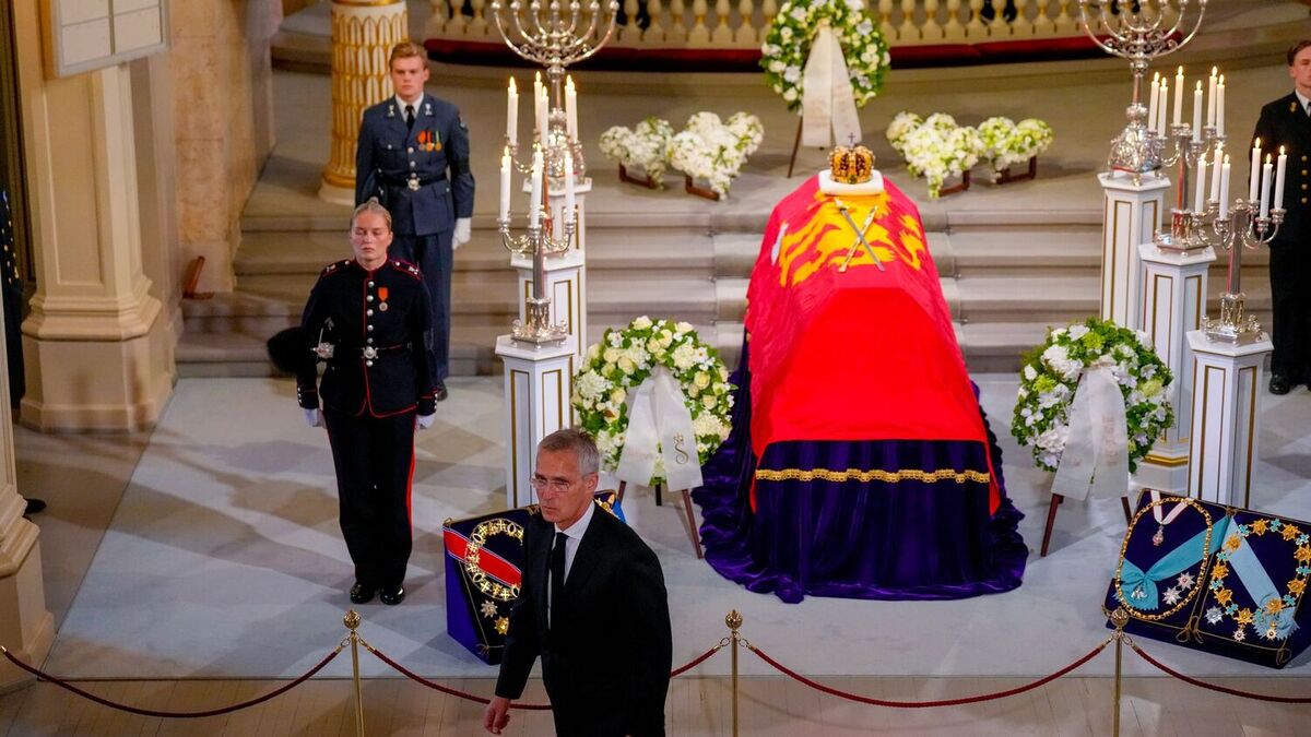 Jens Stoltenberg og da andre statsrådene i regjeringen tok en etter en farvel med kongen ved å defilere forbi båren.