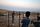 En palestiner filmer en israelsk bosetter ved beduinsamfunnet Kaabneh på den okkuperte Vestbredden 1. september. De siste månedene har det vært en kraftig økning i bosetterangrep mot palestinere på Vestbredden.  Foto: ZAIN JAAFAR / AFP / NTB