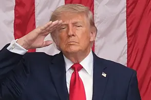 Donald Trump salutterer foran et amerikansk flagg under en minnemarkering i Arlington.