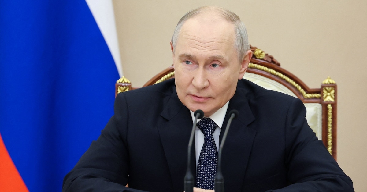 Le président russe Vladimir Poutine assiste à une réunion avec la direction du ministère de la Défense, au Kremlin à Moscou (Russie), le 5 août 2026.