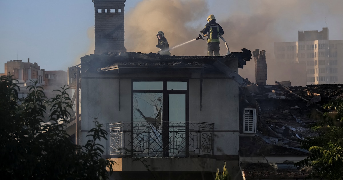 Des pompiers interviennent sur le site d'une maison endommagée lors d'une frappe de drones russes, à Chornomorsk, dans la région d'Odessa, en Ukraine, le 17 août 2026. REUTERS/Nina Liashonok