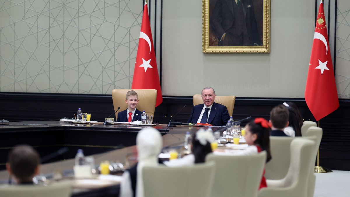 Children replace politicians as Türkiye marks their day