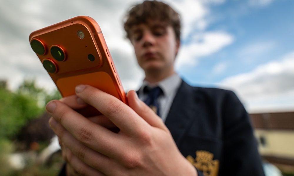 Digital ministers from D9+ group urge EU to establish common age limit for social media