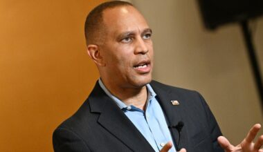 Hakeem Jeffries's bid to win over Supreme Court-packing lefties is just pathetic