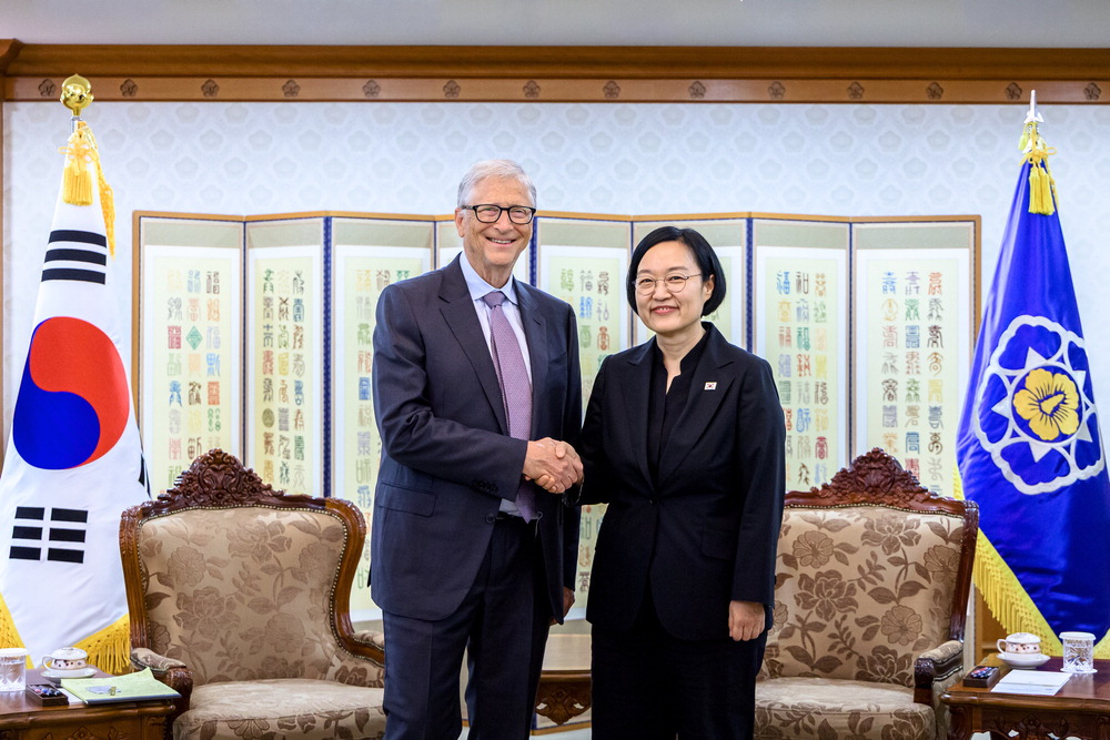 Prime Minister Seong Sook Han (right) shakes hands with Gates Foundation Chairman Bill Gates at the Seoul Government Complex on the 14th. Yonhap News Agency