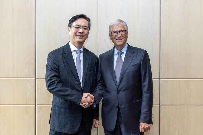 Hyundai Engineering and Construction CEO Lee Han-woo, left, and Bill Gates, chairman of TerraPower's board, pose for a commemorative photo after attending a management meeting among Hyundai Engineering and Construction, TerraPower and HD Hyundai in Seoul on the 14th. The three companies discussed cooperation on the next-generation reactor project, Natrium, that day.