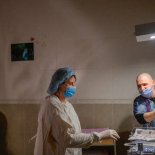 TOPSHOT - Aleina (L) looks on as nurses tend to her baby Snizhana seconds after giving birth in the maternity ward while sirens announce air raids in Mykolaiv on 14 March 2022. - Almost half of the 49 women have had to give birth in the basement since 24 February. Mykola??v is the scene of violent clashes, as Russian troops want to break down this last lock before the large port of Odessa, 130 km further west on the Black Sea. (Photo by BULENT KILIC / AFP) (Photo by BULENT KILIC/AFP via Getty Images)
