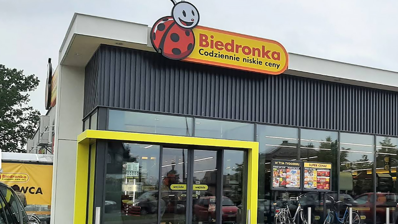Szybko znikają z półek, biorą po 10 opakowań. Biedronka przecenia na 3 złote
