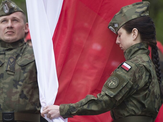 Polscy żołnierze z flagą