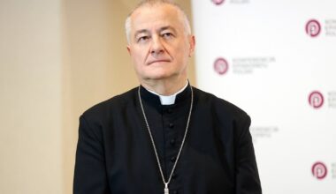 Spada zaufanie do Kościoła. Biskup Artur Ważny: biję się w piersi