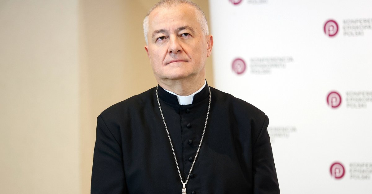 Spada zaufanie do Kościoła. Biskup Artur Ważny: biję się w piersi