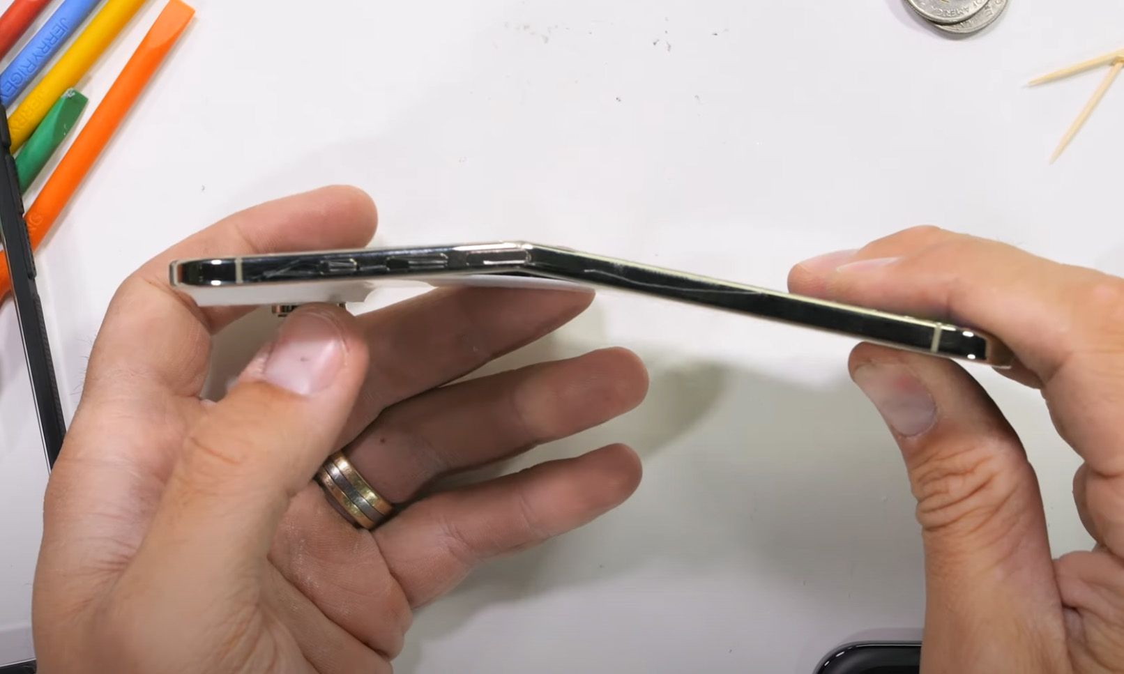 Apple iPhone Air złamany. Cienki jak sik pająka, silny jak krowa