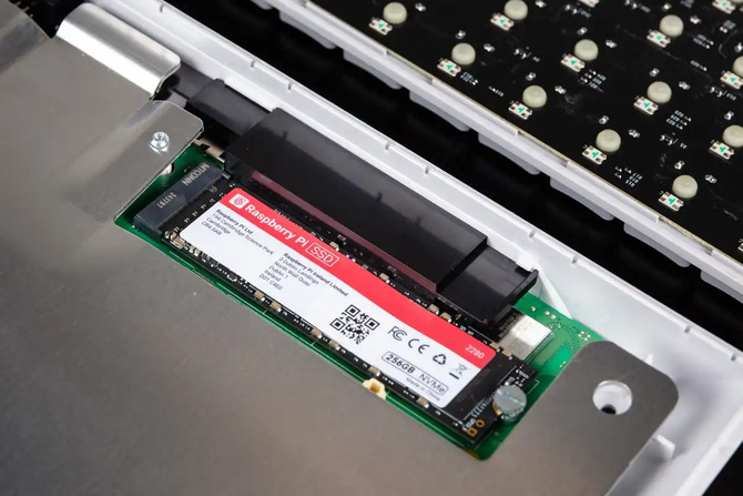 Raspberry Pi 500+ przynosi klawiaturę mechaniczną i wsparcie dla SSD. Nowy zestaw komputerowy już dostępny do kupienia [4]