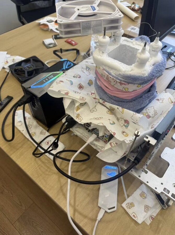 Overclocker Tony pobija 12 rekordów z procesorami Ryzen 9000 na płycie ASUS B850M AYW Gaming OC WiFi7 wartej mniej niż 200 USD [7]