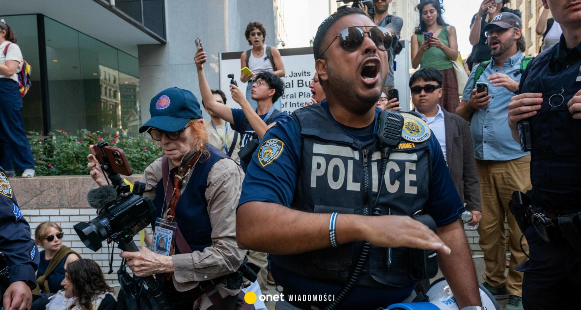 Wrzawa w Nowym Jorku. Politycy starli się z policją. "Otwórz w końcu te drzwi!"