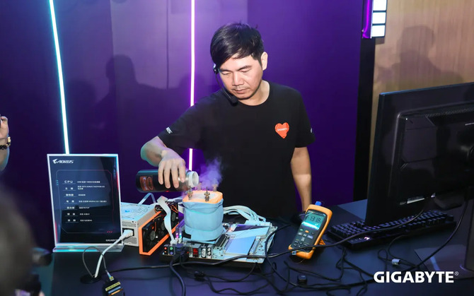 HiCookie podkręcił na płycie Gigabyte X870 Aorus Tachyon Ice procesor AMD Ryzen 7 9800X3D do niesamowitych 7313 MHz [1]