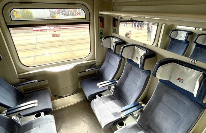 Jaki jest nowy wagon FPS H. Cegielski dla PKP Intercity? (Zdjęcia)