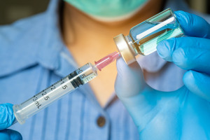Zbliża się termin rozpoczęcia szczepień na COVID. Tymczasem chętni mają problem z zapisami