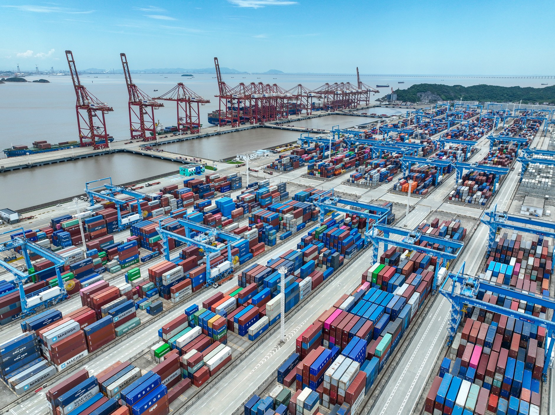 Widok z lotu ptaka na kontenery transportowe w porcie Zhoushan w Chinach, 29 czerwca 2025 r.