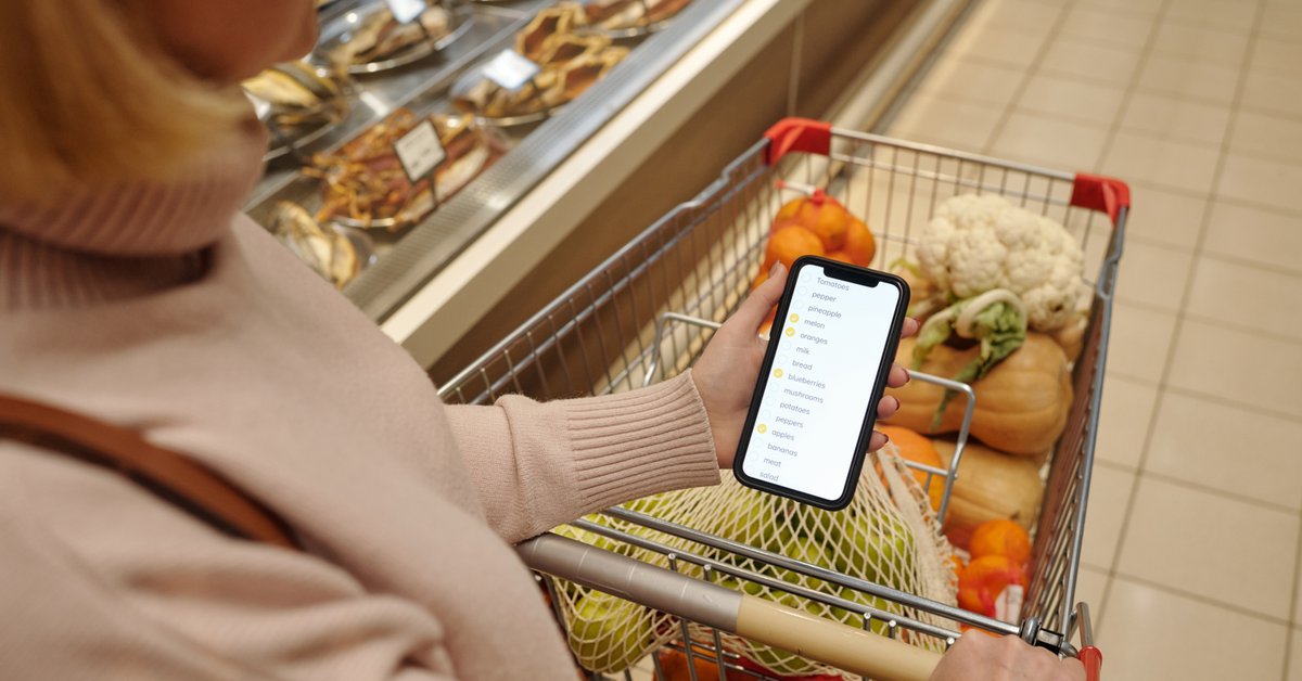 Polacy kupują na promocjach. "Potrafię wrócić z czterema paczkami makaronu"