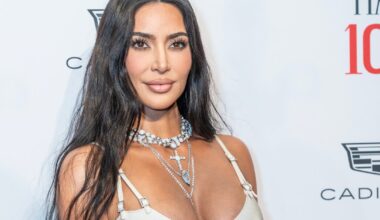 Kim Kardashian wystąpiła w obcisłym i prześwitującym kostiumie. Wszyscy widzieli bieliznę - Onet