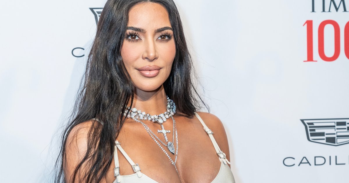 Kim Kardashian wystąpiła w obcisłym i prześwitującym kostiumie. Wszyscy widzieli bieliznę - Onet