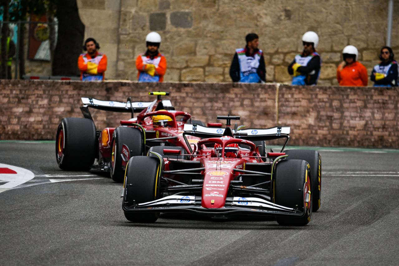 Zgrzyt w Ferrari. Hamilton nie oddał pozycji koledze z zespołu