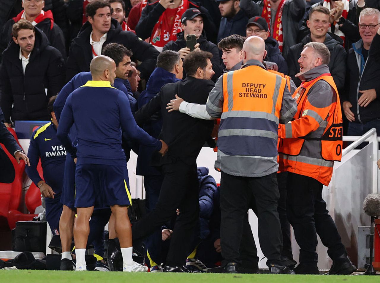 Wpadł w szał i ruszył do kibiców. UEFA ukarała Simeone