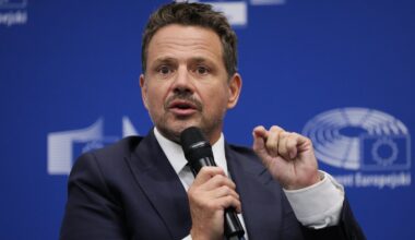 Chaos na sesji rady Warszawy. Rafał Trzaskowski wycofał swój projekt w sprawie prohibicji