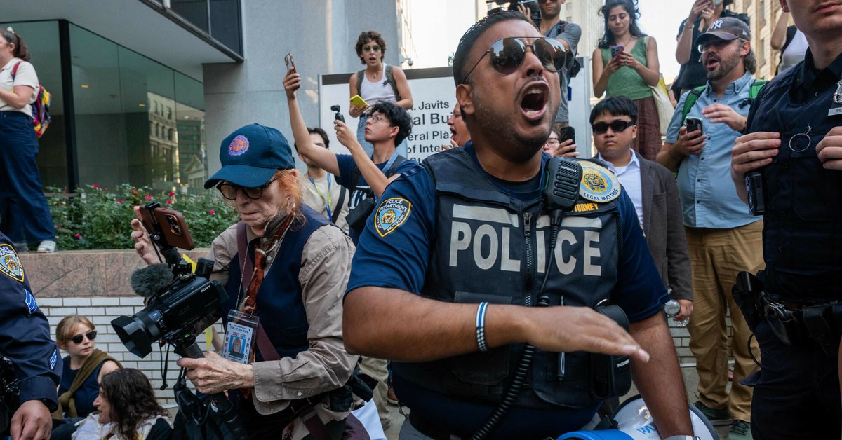 Krzyki i starcia polityków z policją. Donald Trump dokręca śrubę w kwestii migracji. W Nowym Jorku zawrzało. "Wynoś się!"