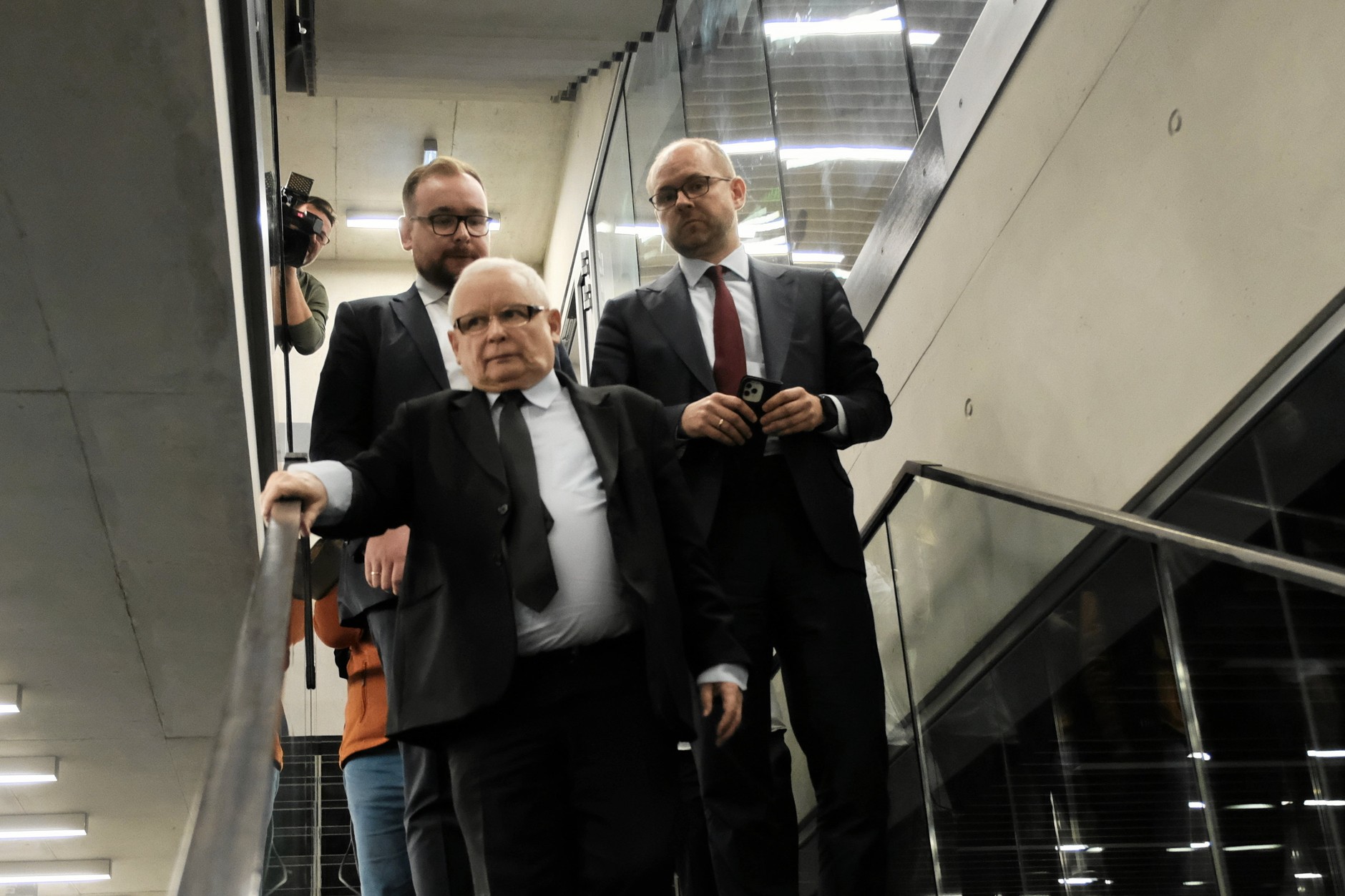 Marcin Przydacz (z tyłu, po prawej stronie) i Jarosław Kaczyński