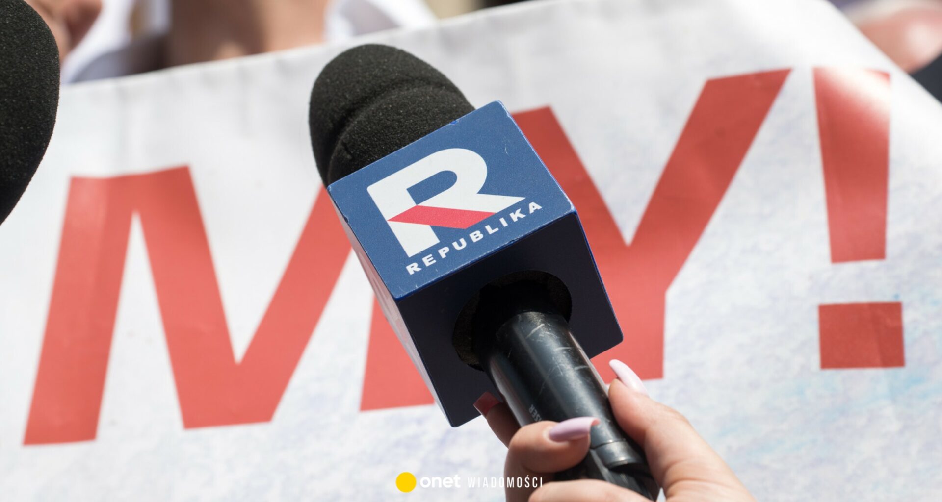 Setki tysięcy złotych trafiły do Telewizji Republika. Stacja podpisała umowę z PiS