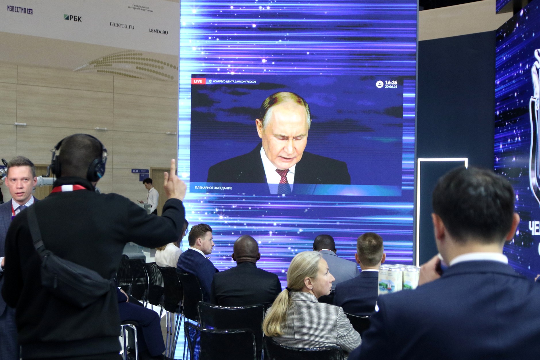 Rosjanie oglądający transmisję przemówienia Władimira Putina podczas 28. Międzynarodowego Forum Ekonomicznego w Sankt Petersburgu, 20 czerwca 2025 r.