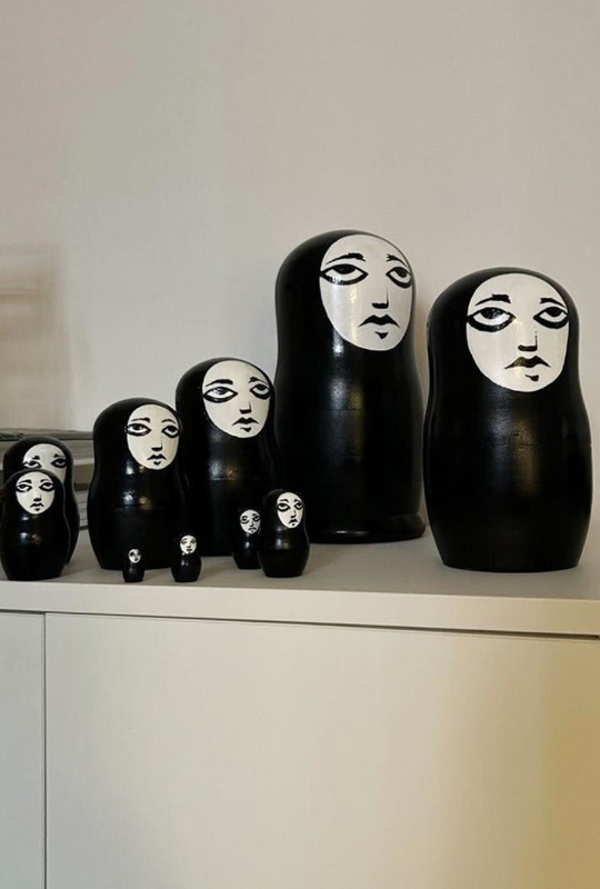 Matrioszka "Smutna Twarz", dzieło rosyjskiego artysty ulicznego Aleksieja Ilkajewa. Jedna z pamiątek Iwana Kołpakowa, które zabrał ze sobą z rodzinnego Permu